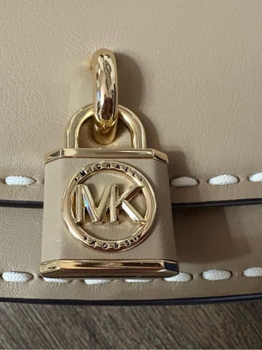 Michael Kors NWT Leather Beige crossbody with Gold Lock - Picture 2 of 3